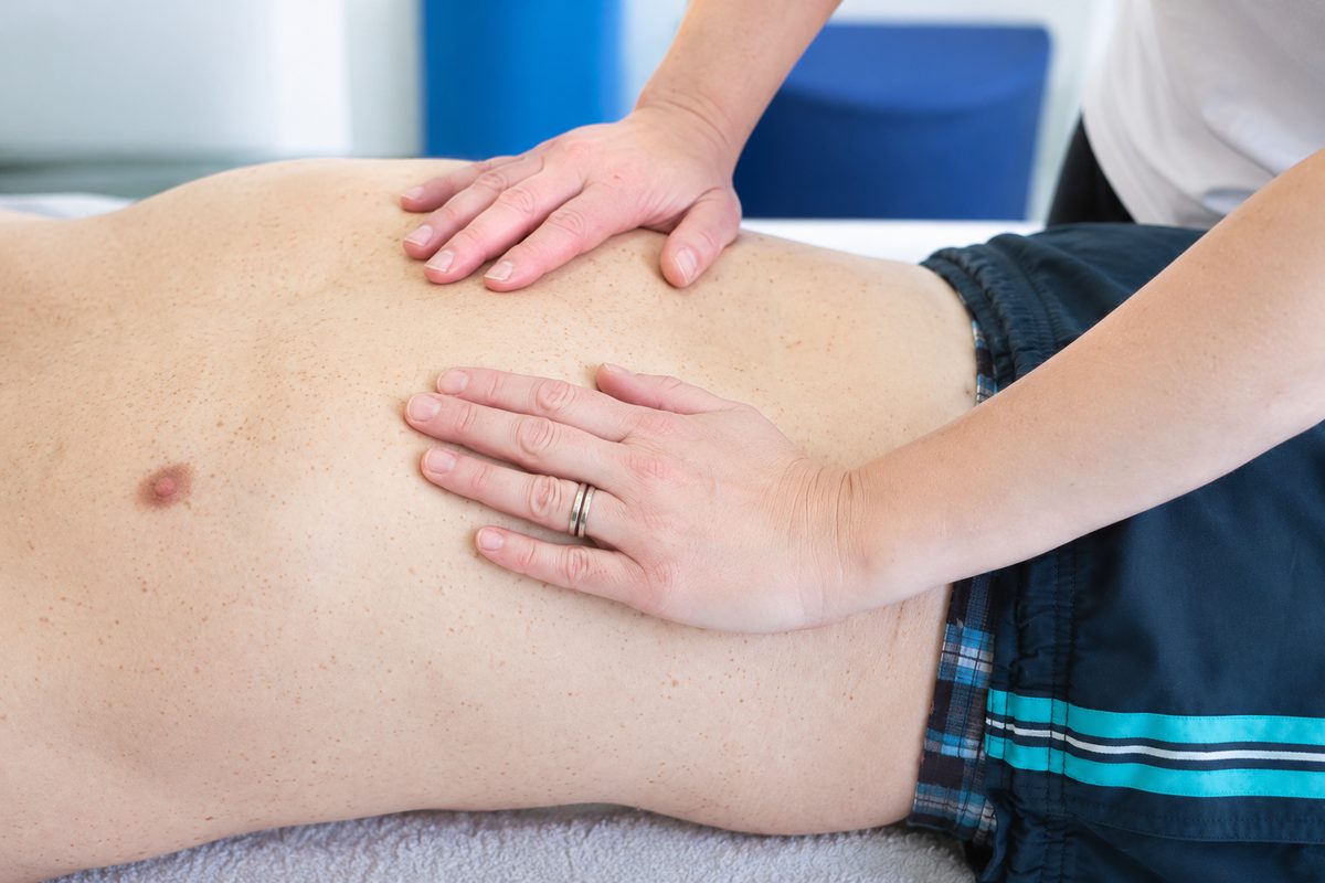Atemtherapie, Hände am Rücken